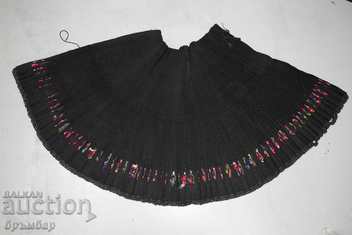 Стар бродиран пищимал, бръчник, задна престилка с кадифе - 5