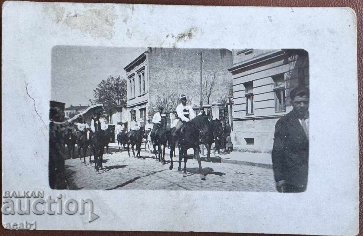 Ιππείς σε Άλογο στον Δρόμο με τιμή € 4.99 | 9.76 BGN