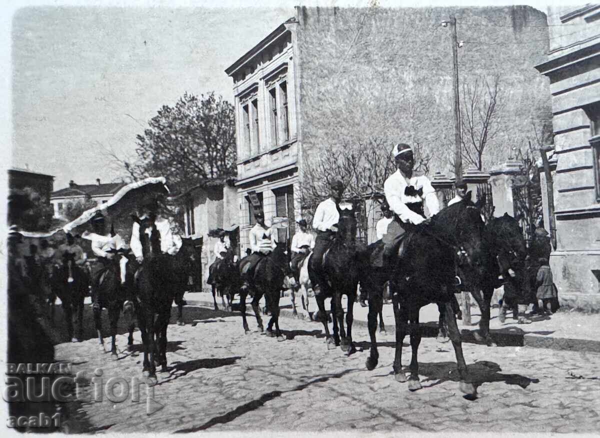 Ιππείς σε Άλογο στον Δρόμο