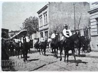 Ιππείς σε Άλογο στον Δρόμο