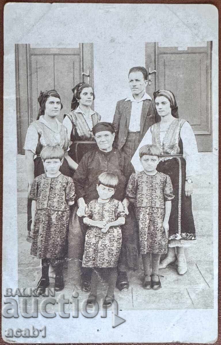 Τρεις Θυγατέρες με Τρία Εγγόνια Τρεις Θυγατέρες με Τρία Εγγόνια