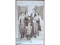 Τρεις Θυγατέρες με Τρία Εγγόνια