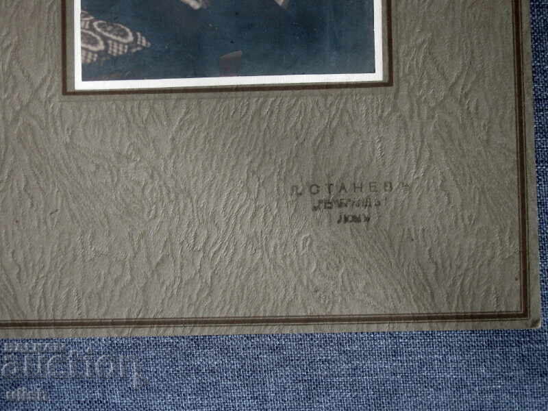 Стара семейна снимка картон фото Л. Станев Лом с цена € 15.00 | 29.34 лв.