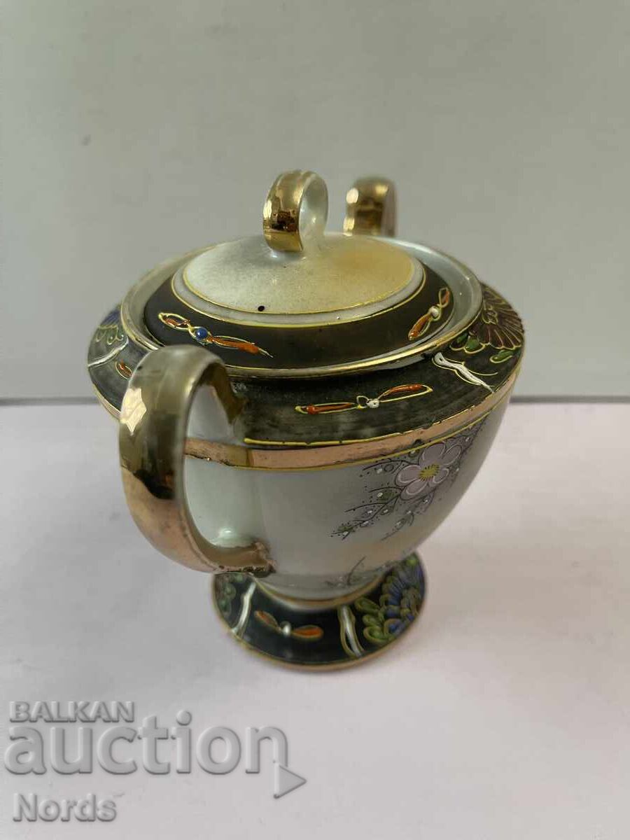 Красив порцеланов съд с капак с цена € 0.01 | 0.02 лв.