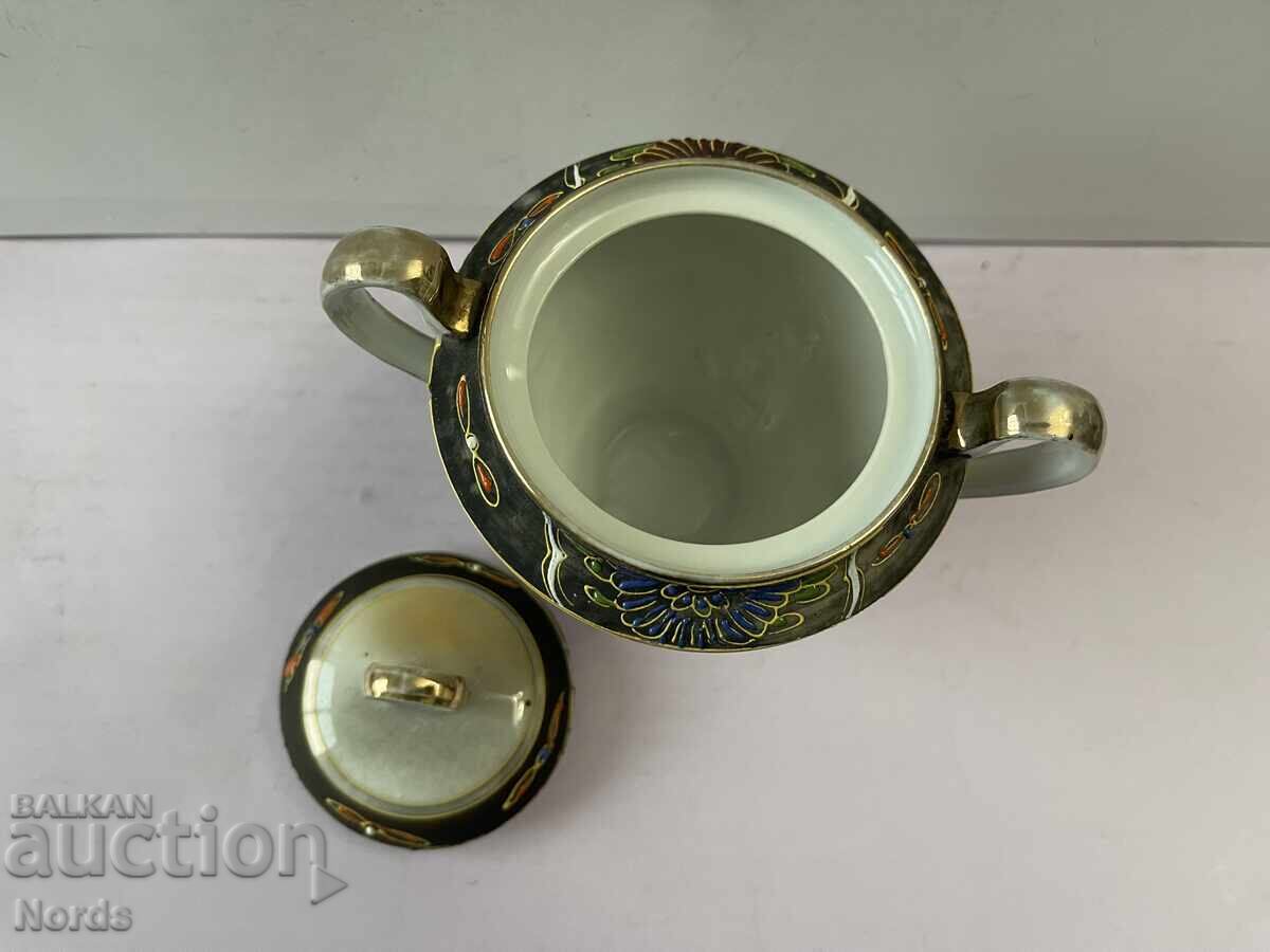 Доставка на Красив порцеланов съд с капак