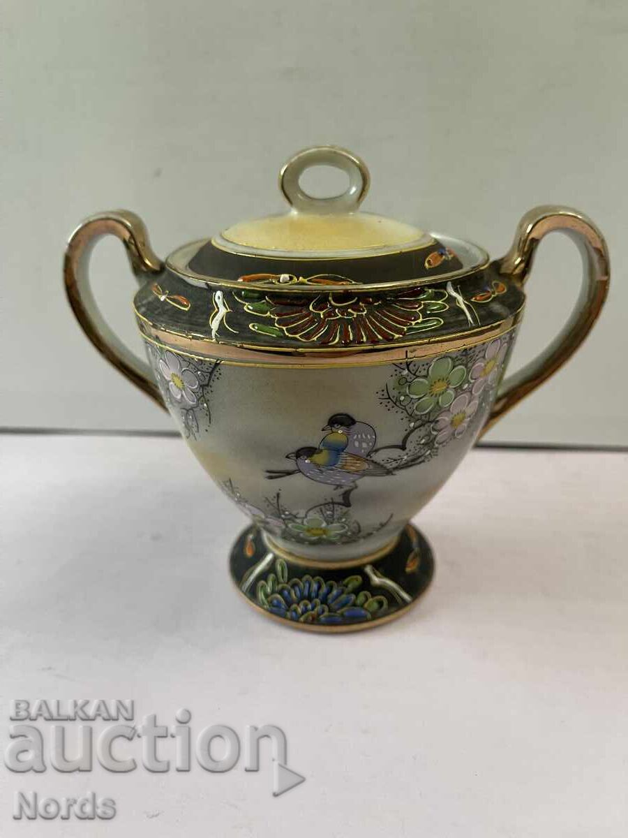 Красив порцеланов съд с капак