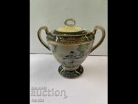 Красив порцеланов съд с капак