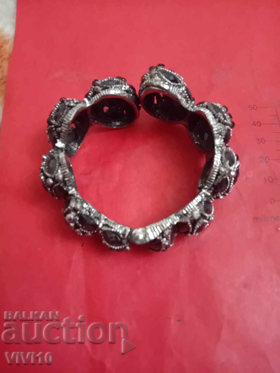 Brățară veche cu pietre cu preț € 15.00 | 29.34 BGN