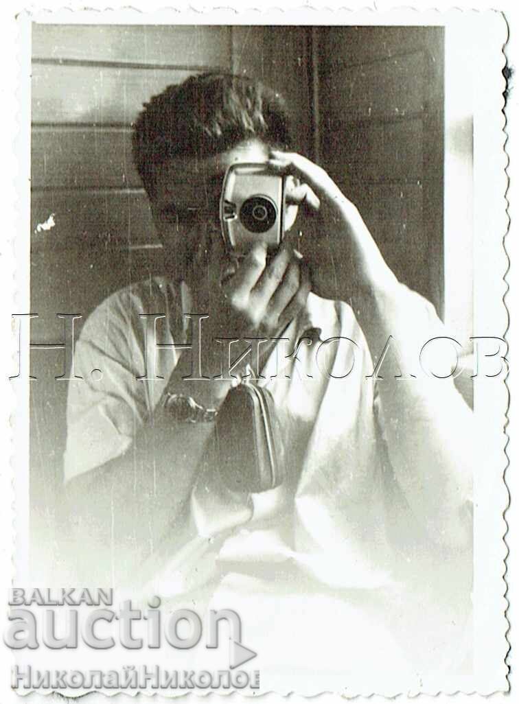 МАЛКА СТАРА СНИМКА МЪЖ С ФОТОАПАРАТ Е773