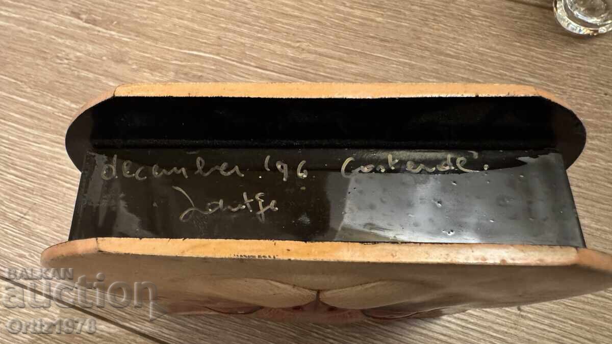 Livrarea Suport de șervețele vintage, de autor – lemn lăcuit pictat, semnat