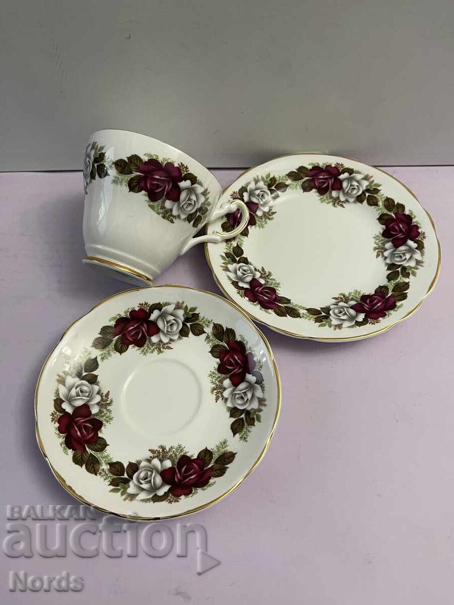 Παράδοση Αγγλικό τριπλό σετ τσαγιού