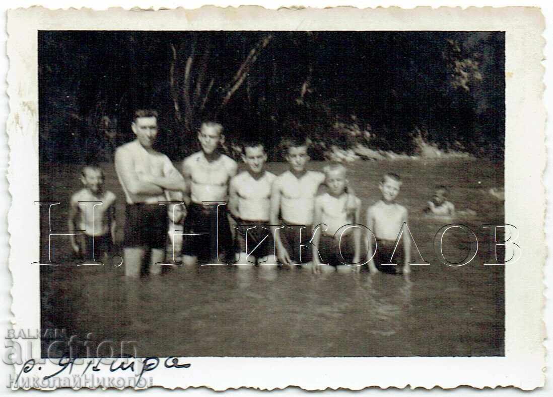 FOTOGRAFIE VECHE MICĂ, BĂIEȚI FAC CUMPĂR ÎN RÂUL IANTRA E776 FOTOGRAFIE VECHE MICĂ, BĂIEȚI FAC CUMPĂR ÎN RÂUL IANTRA E776