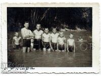 FOTOGRAFIE VECHE MICĂ, BĂIEȚI FAC CUMPĂR ÎN RÂUL IANTRA E776