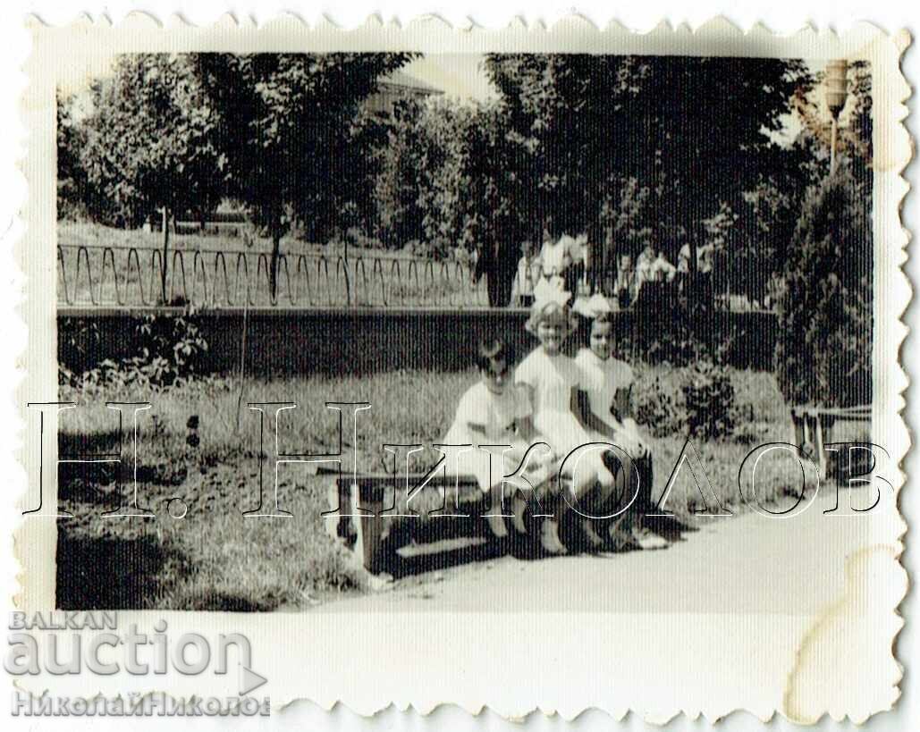 MICĂ POZĂ VECHE TREI FETE CU ROCHII ALBE ȘI FUNDIȚE E777