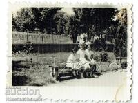 МАЛКА СТАРА СНИМКА ТРИ МОМИЧЕТА С БЕЛИ РОКЛИ И КОРДЕЛИ Е777