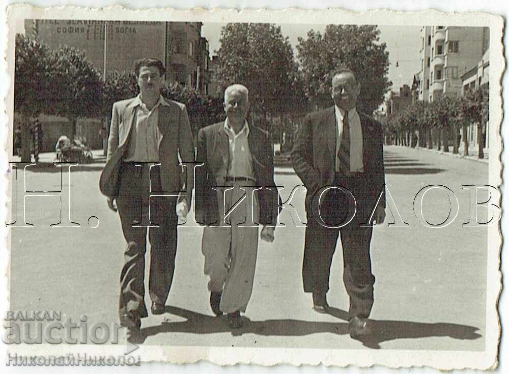 ΜΙΚΡΗ ΠΑΛΙΑ ΦΩΤΟΓΡΑΦΙΑ ΣΟΦΙΑ ΤΡΕΙΣ ΑΝΔΡΕΣ ΣΤΗΝ ΠΟΛΗ Ε779