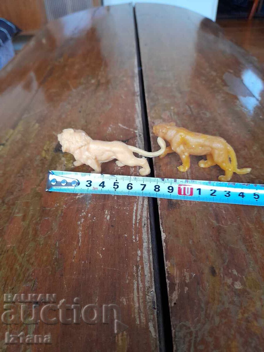 Доставка на Стари фигурки Лъвове