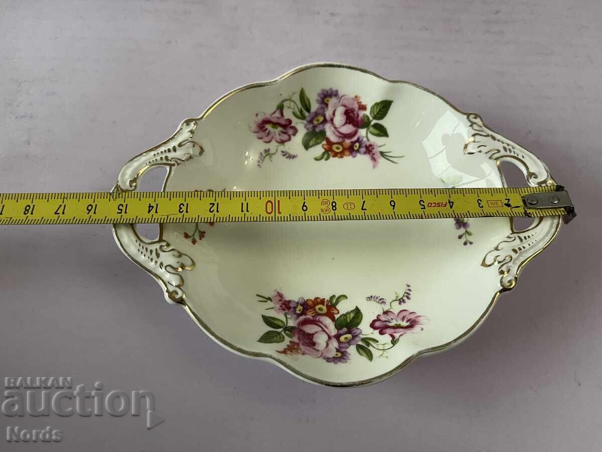 Παράδοση Ένα όμορφο πορσελάνινο πιατάκι Παράδοση Ένα όμορφο πορσελάνινο πιατάκι