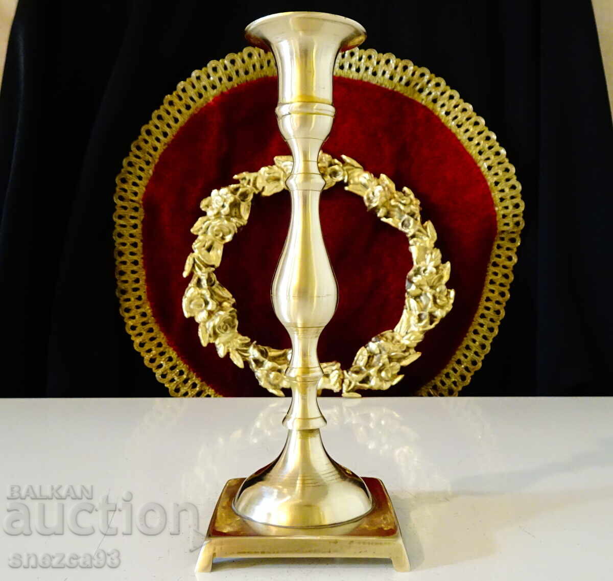 Викториански бронзов свещник на крачета.