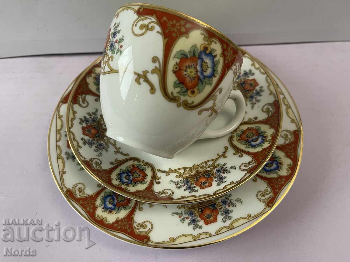 Παράδοση Ένα όμορφο τριπλό σετ τσαγιού