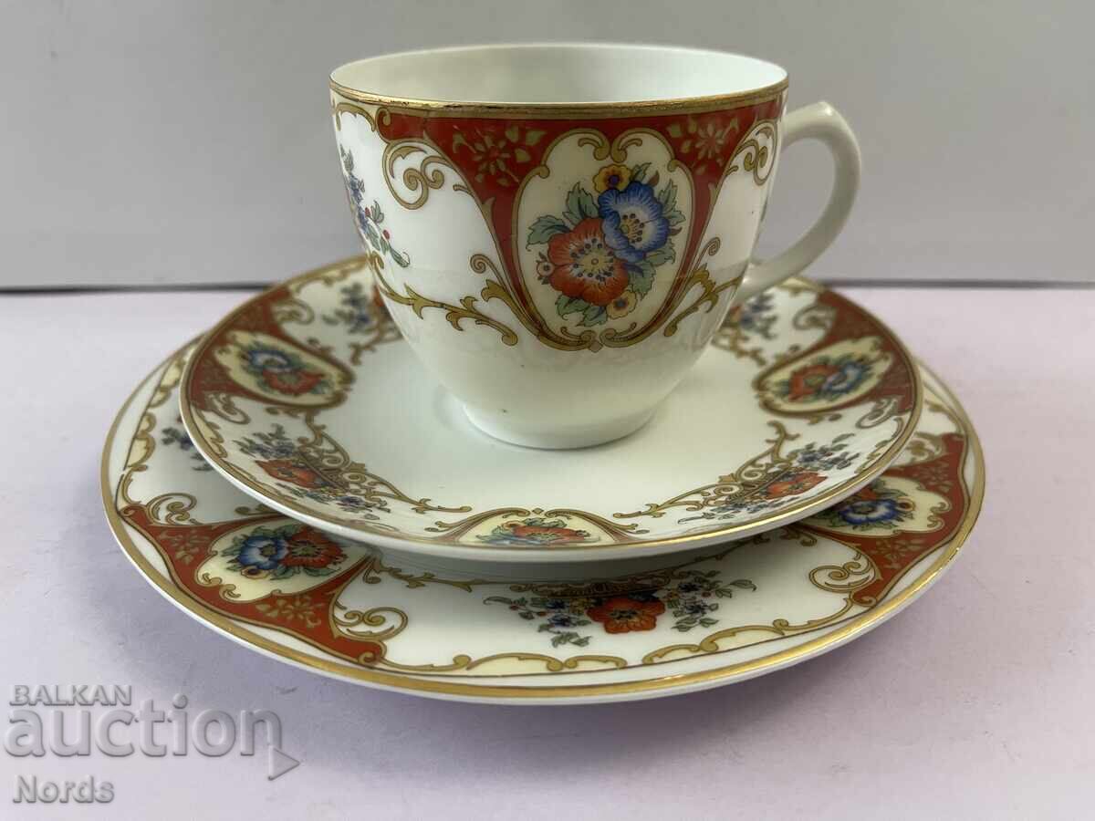 Ένα όμορφο τριπλό σετ τσαγιού