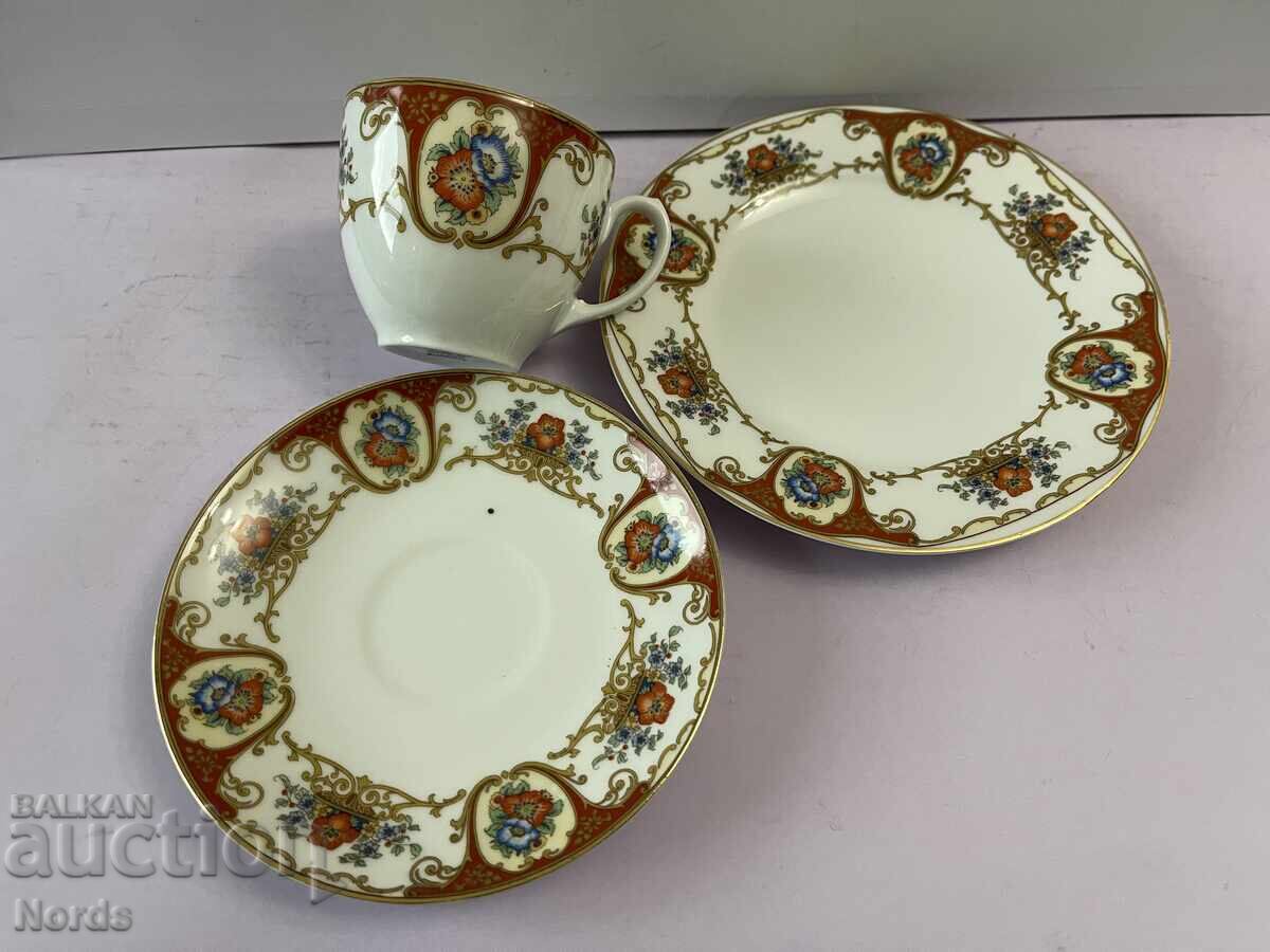 Δημοπρασία Ένα όμορφο τριπλό σετ τσαγιού