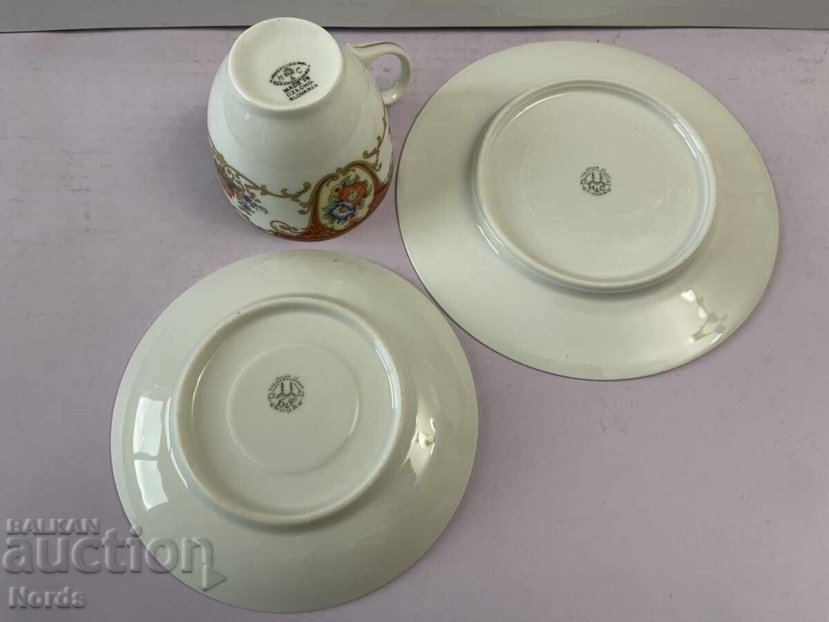 Παράδοση Ένα όμορφο τριπλό σετ τσαγιού