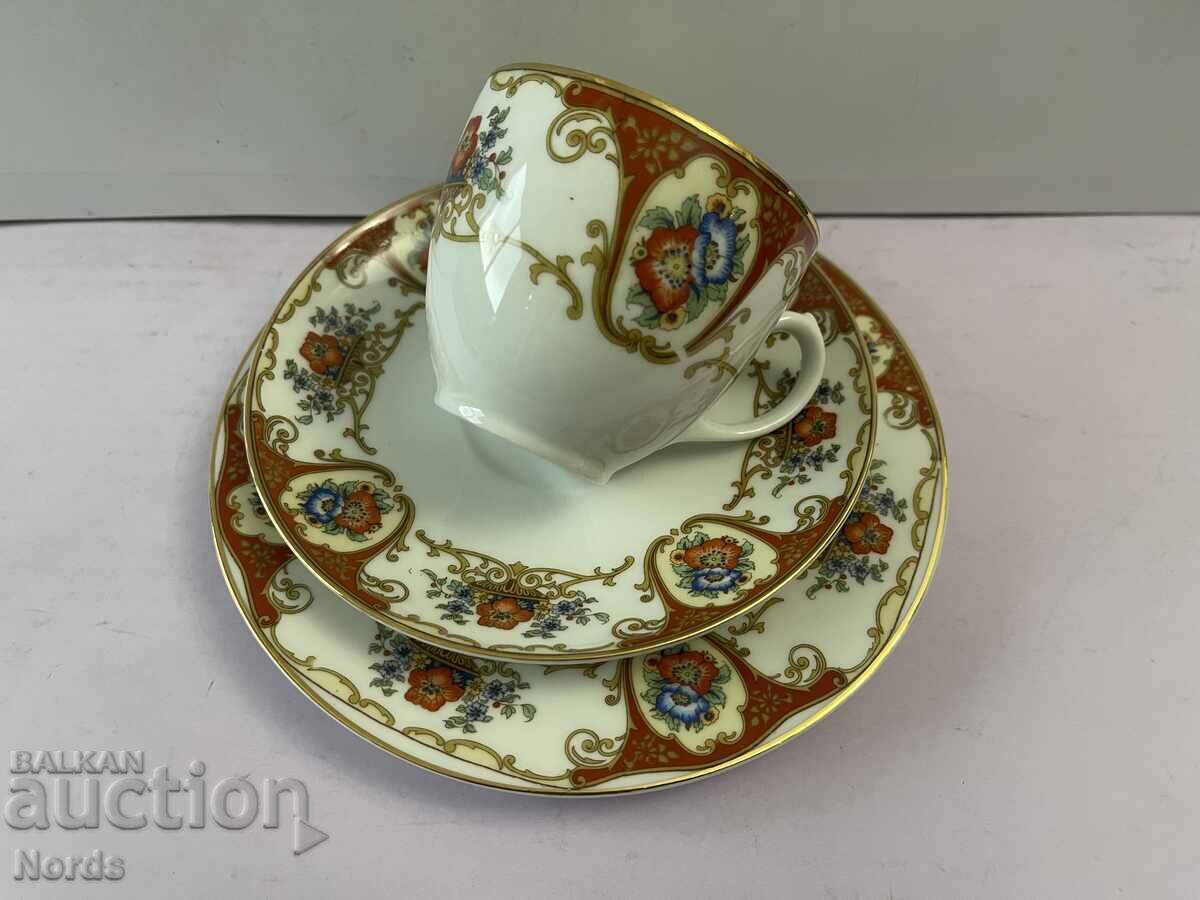 Auction  A beautiful triple tea set