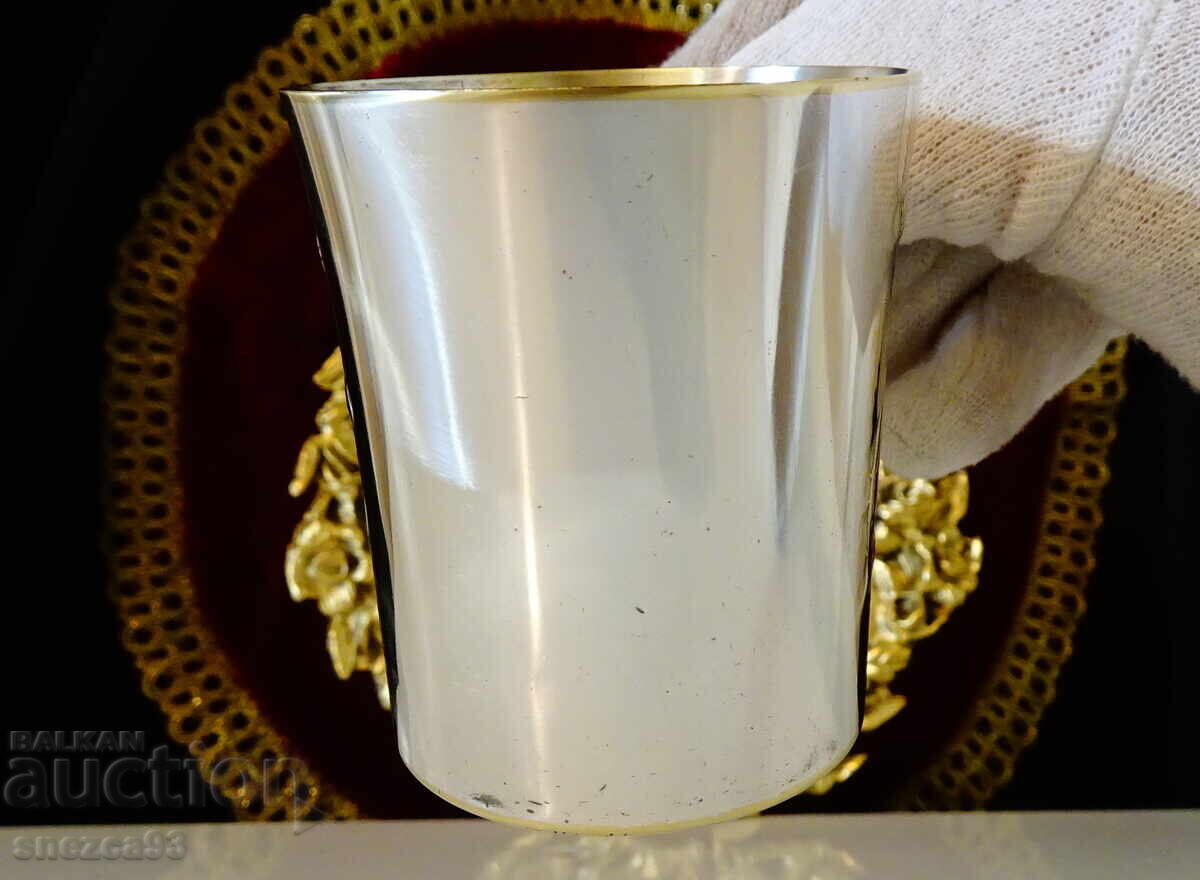 Παράδοση Ασημένιο φλιτζάνι WMF με μοτίβο από την Ωραία Κοιμωμένη Παράδοση Ασημένιο φλιτζάνι WMF με μοτίβο από την Ωραία Κοιμωμένη