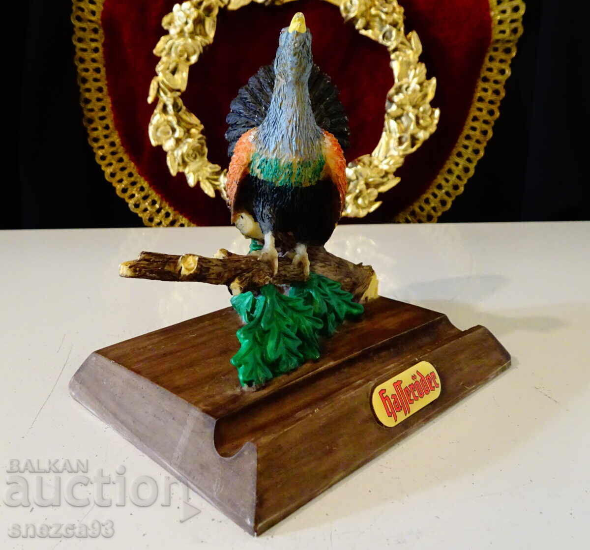 Аукцион Порцеланова фигура Глухар,поставка за пура,лого на бира Hass Аукцион Порцеланова фигура Глухар,поставка за пура,лого на бира Hass