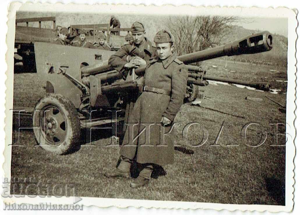 MICĂ POZĂ VECHE SOLDAT OBIECT DE ARTILERIE E786 MICĂ POZĂ VECHE SOLDAT OBIECT DE ARTILERIE E786