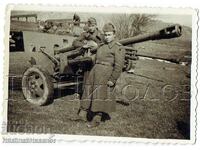 MICĂ POZĂ VECHE SOLDAT OBIECT DE ARTILERIE E786