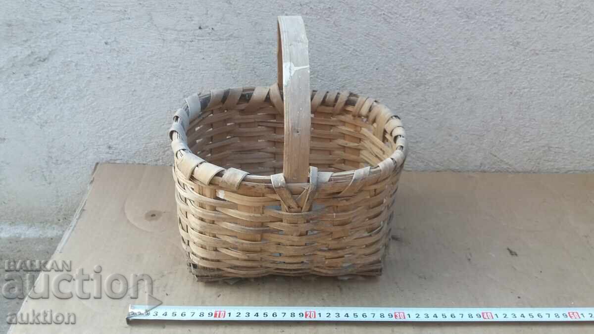 СТАРА ПЛЕТЕНА ДЪРВЕНА КОШНИЦА с цена € 6.99 | 13.67 лв.