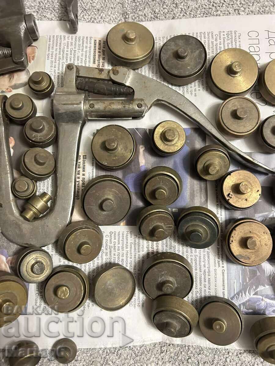 Două mașini pentru fabricarea sticlelor de ceas până la 42mm cu preț € 60.00 | 117.35 BGN