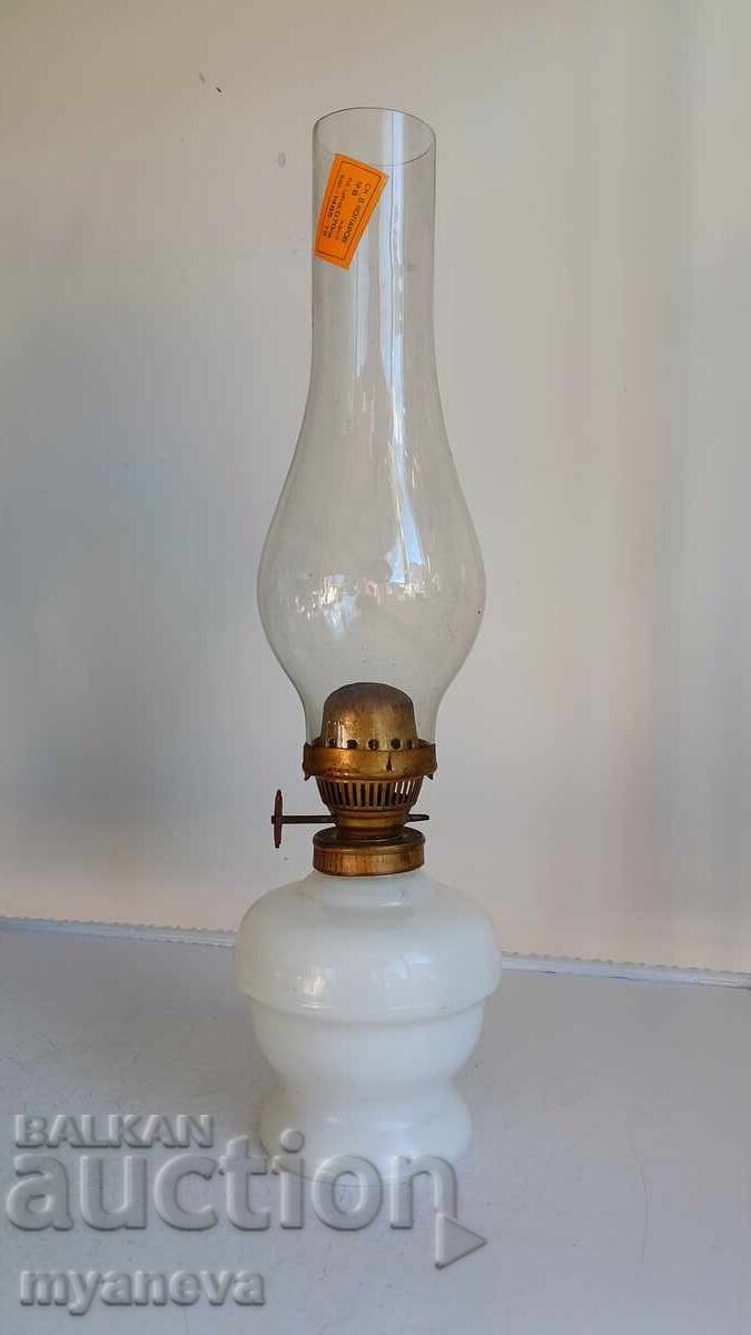 Πορσελάνινη, βουλγάρικη, παλιά λάμπα πετρελαίου από την εποχή του σοσιαλισμού (ΣΟΣΑ)