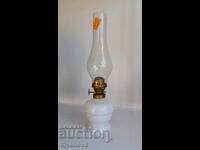 Πορσελάνινη, βουλγάρικη, παλιά λάμπα πετρελαίου από την εποχή του σοσιαλισμού (ΣΟΣΑ)