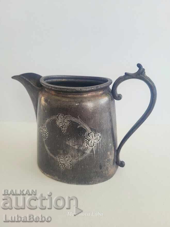 Антикварна викторианска посребрена каничка за мляко с цена € 33.00 | 64.54 лв.