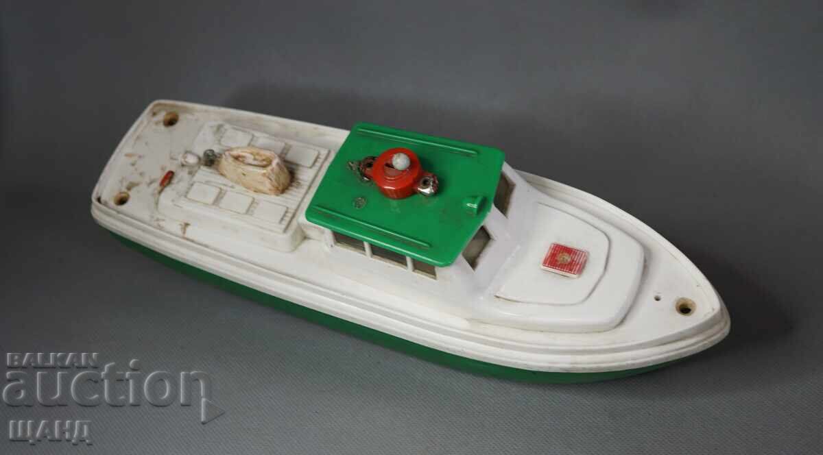 Παλιό Γερμανικό Πλαστικό παιχνίδι βάρκα πλοίο με μπαταρίες με τιμή € 7.65 | 14.96 BGN