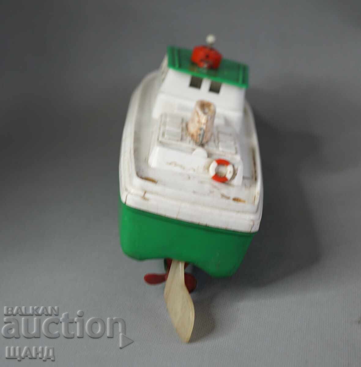 Παράδοση Παλιό Γερμανικό Πλαστικό παιχνίδι βάρκα πλοίο με μπαταρίες