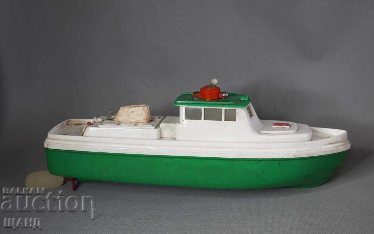 Παλιό Γερμανικό Πλαστικό παιχνίδι βάρκα πλοίο με μπαταρίες