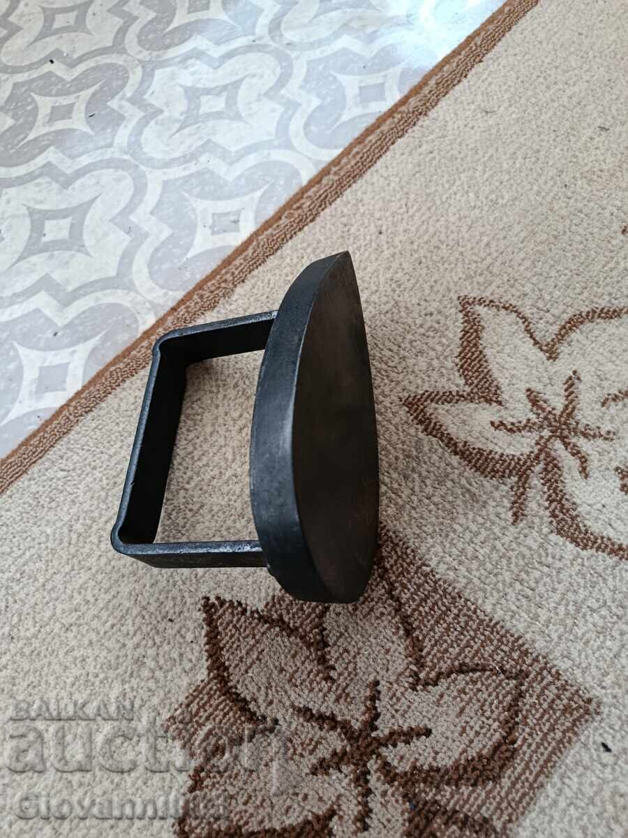 Old cast iron iron with price € 19.00 | 37.16 BGN Old cast iron iron with price € 19.00 | 37.16 BGN