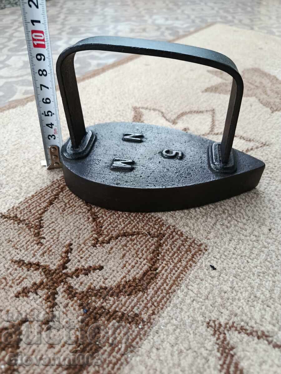 Auction Old cast iron iron Auction Old cast iron iron