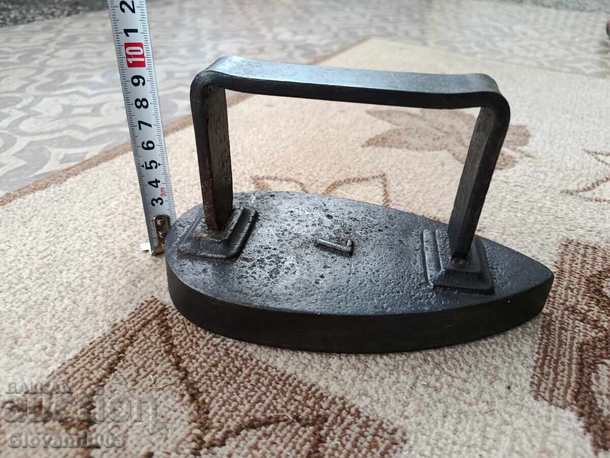 Auction Old cast iron iron Auction Old cast iron iron