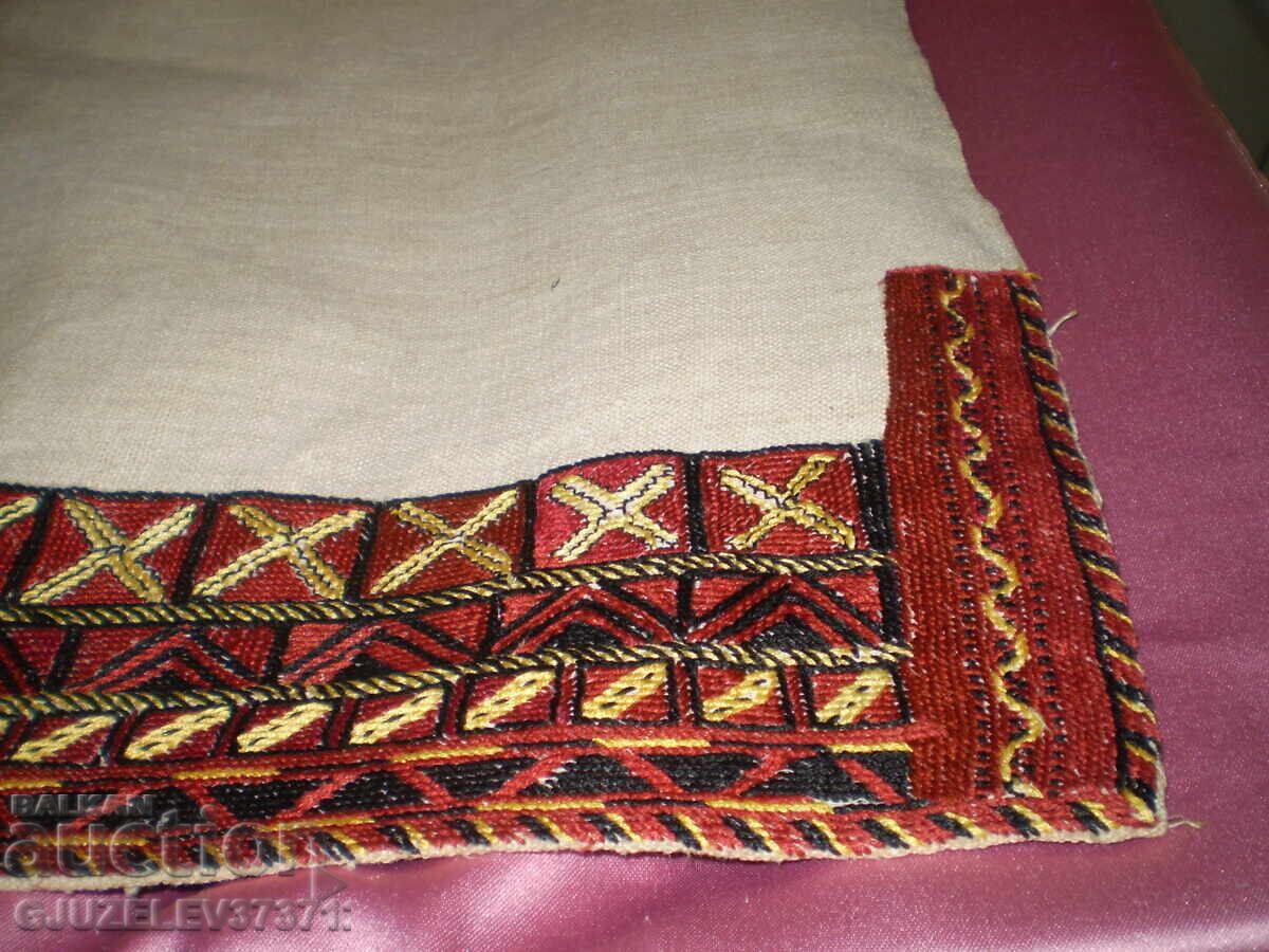 Perdea vintage brodată manual, broderie roșie cu preț € 149.00 | 291.42 BGN