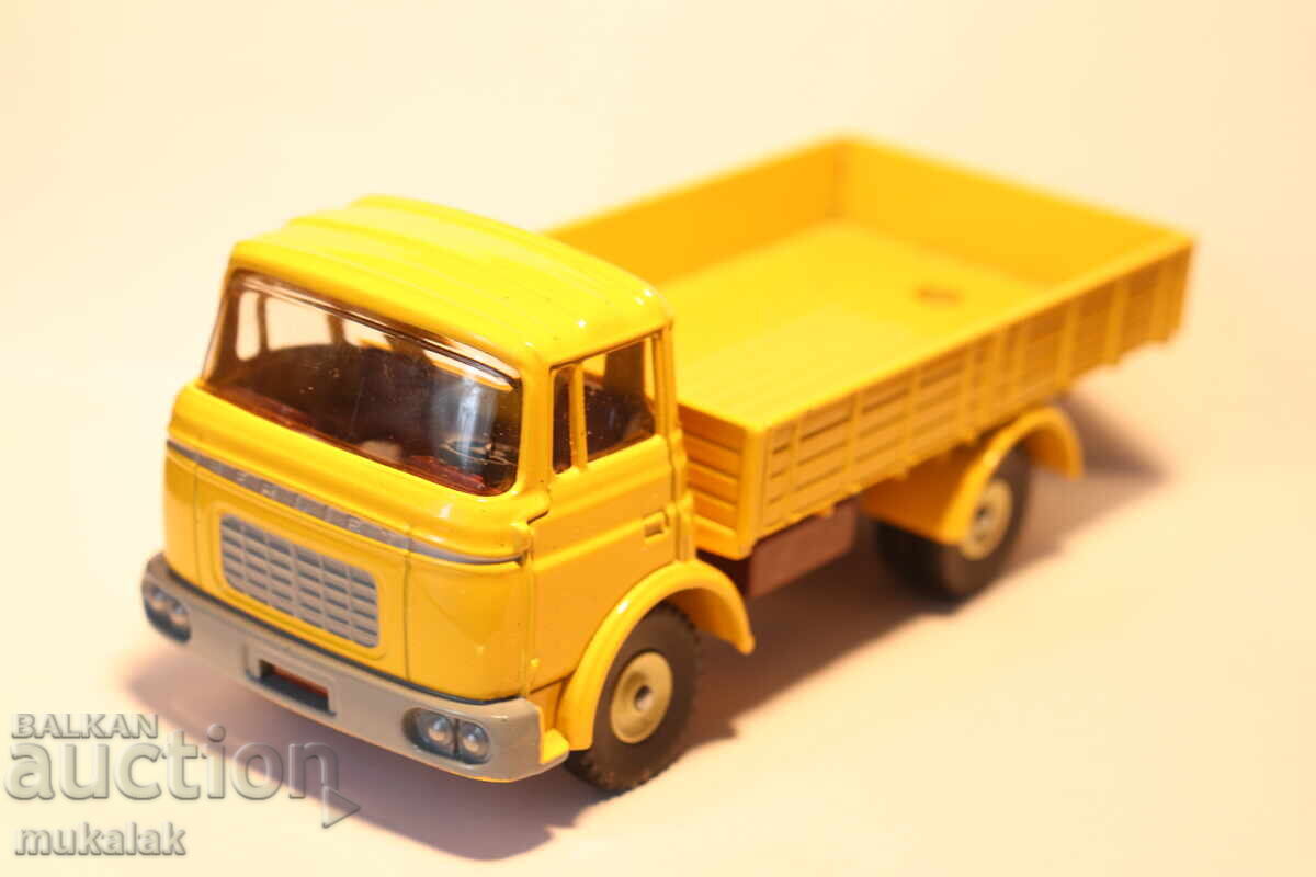 Auction  DINKY TOYS BERLIET GAK MODEL CAR