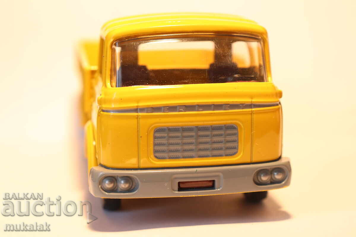 Delivery of DINKY TOYS BERLIET GAK MODEL CAR