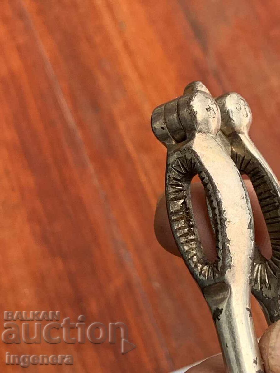 ЛЕШНИКОТРОШАЧКА ПОСРЕБРЕНА ОРНАМЕНТИ СТАРА АНГЛИЯ-АНТИКА с цена € 19.00 | 37.16 лв.