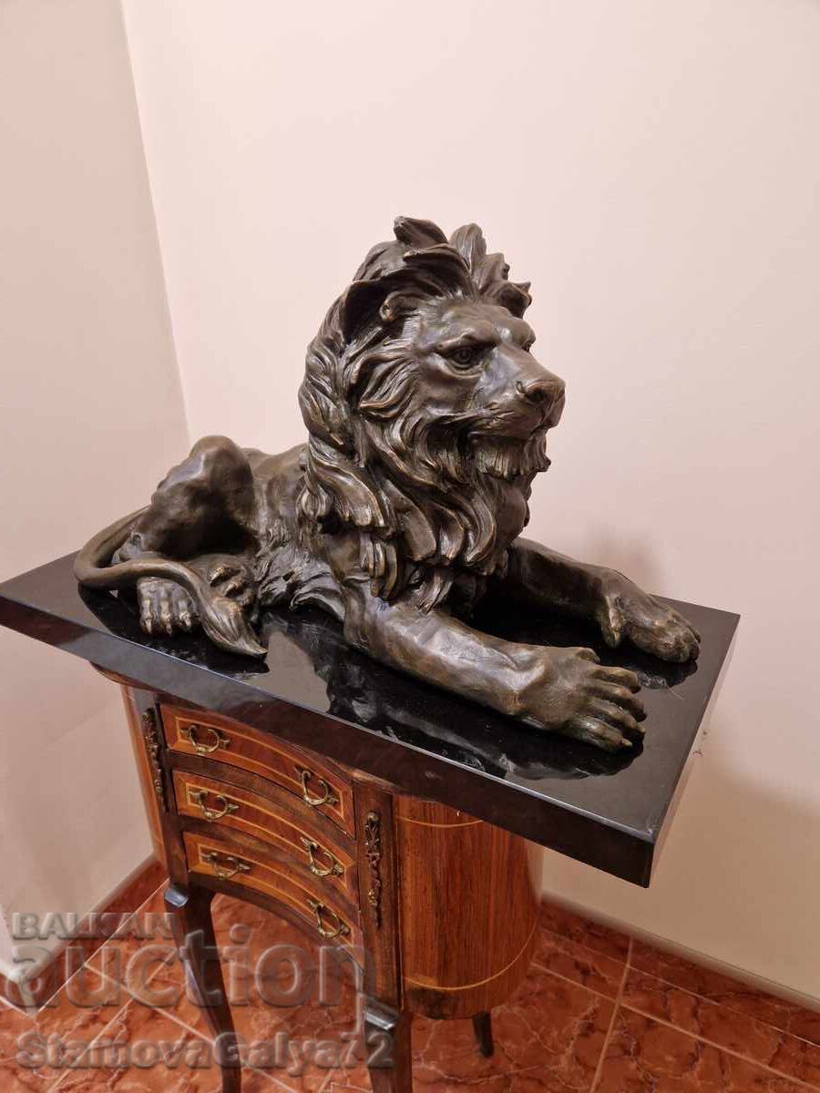 Livrarea O statuetă unică din bronz francez antic