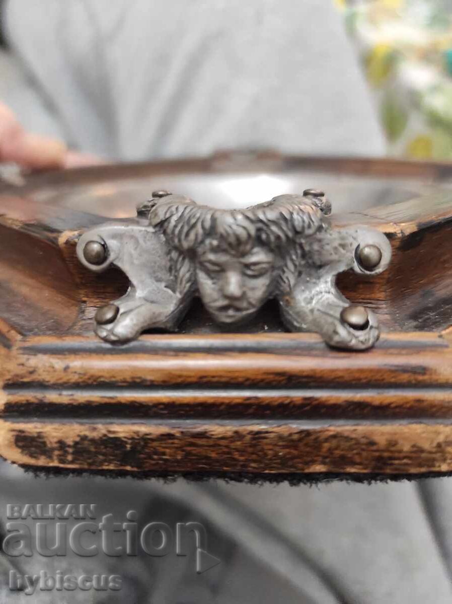 Licitație Un scrumier antic mare, făcut din lemn și cositor