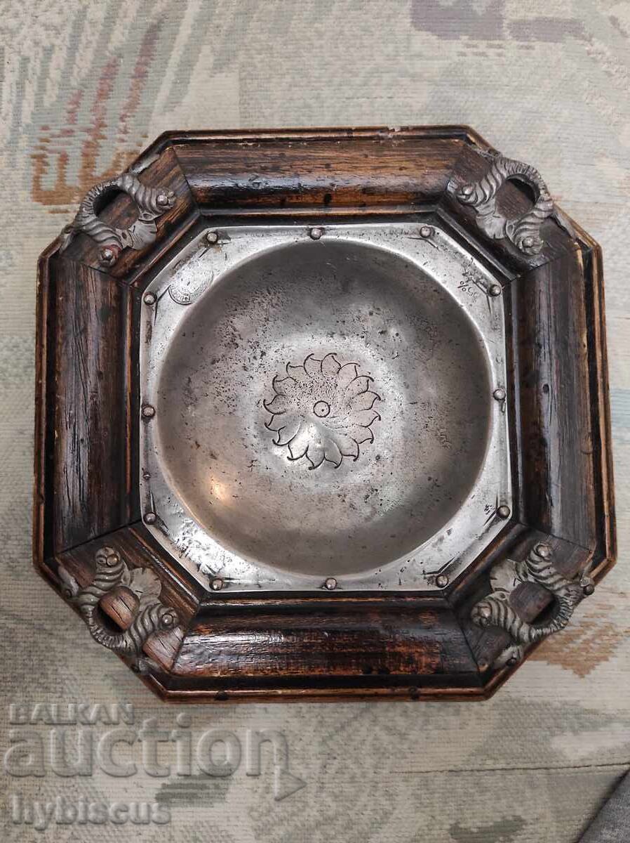 Un scrumier antic mare, făcut din lemn și cositor